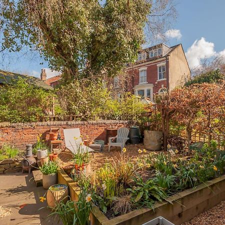 Pass The Keys Wonky Cottage With Amazing Garden Лийдс Екстериор снимка