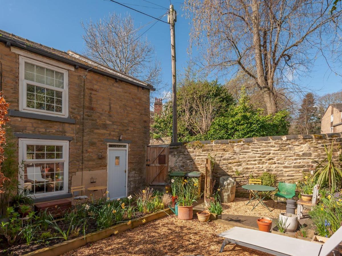 Pass The Keys Wonky Cottage With Amazing Garden Лийдс Екстериор снимка