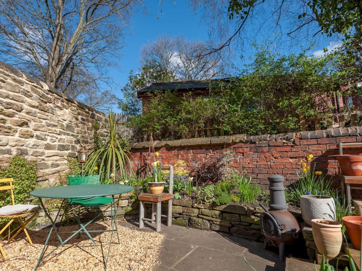 Pass The Keys Wonky Cottage With Amazing Garden Лийдс Екстериор снимка