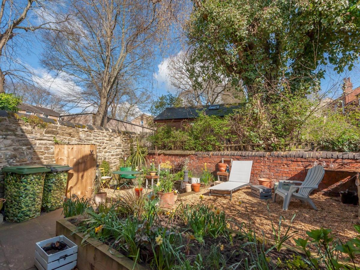 Pass The Keys Wonky Cottage With Amazing Garden Лийдс Екстериор снимка